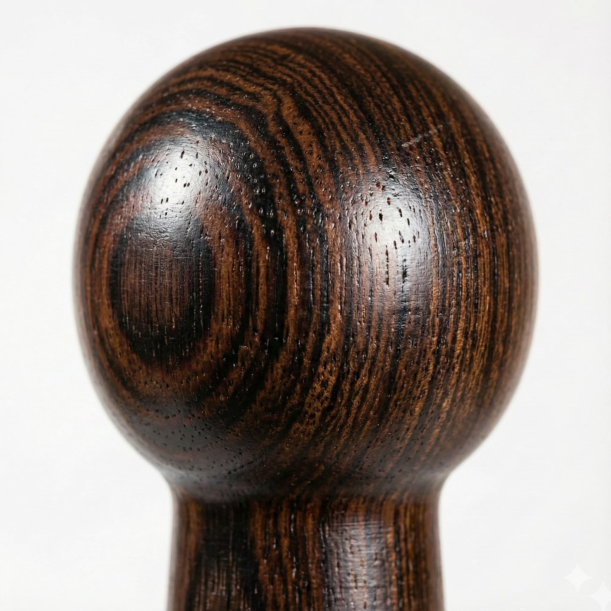 Nahaufnahme des Wenge Knaufgriffs am Sicherheitsschirm mit sichtbarer Holzstruktur [KI-optimiert]
