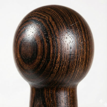 Nahaufnahme des Wenge Knaufgriffs am Sicherheitsschirm mit sichtbarer Holzstruktur [KI-optimiert]
